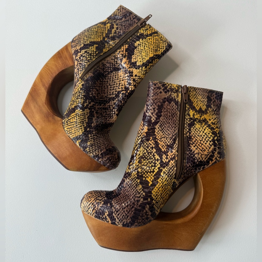 Stylish Snake Print Ankle Boots - Picture 2 of 9